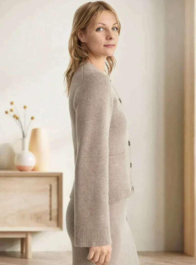 Cozy Elegance Svart Cardigan med Elegant Design og Lommer for Kvinner